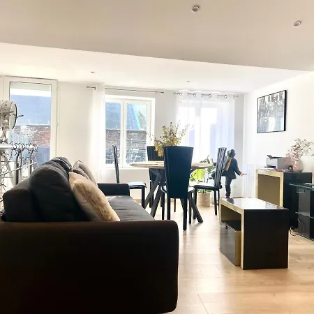 Leonard, Comme A La Maison - Vieux Appartement